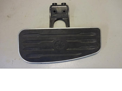 Baksidan på Fotplatta från en Yamaha XV 1600 -2002 motorcykel.