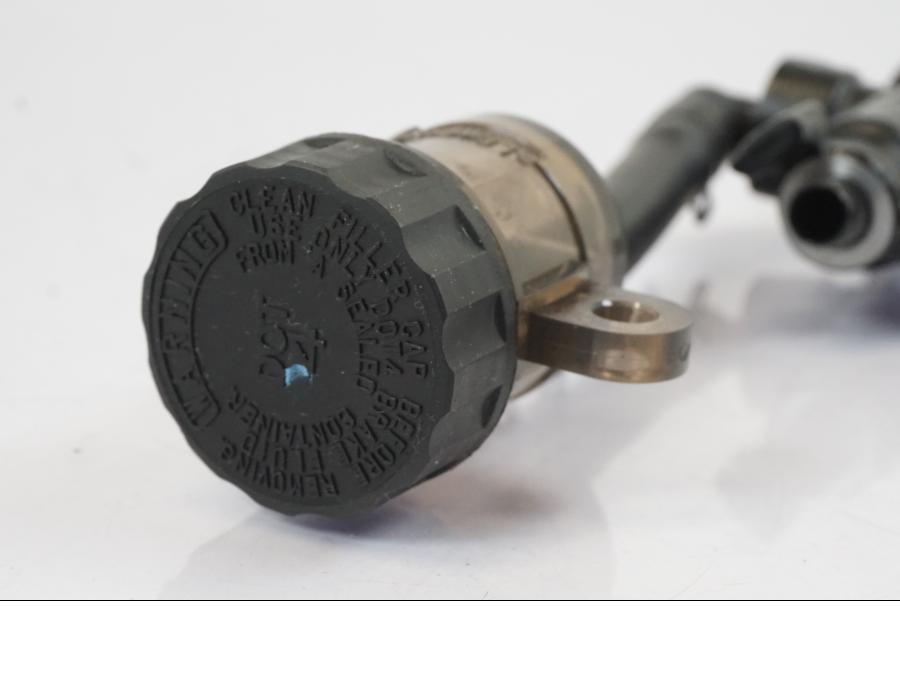 Extrabild2 på Bromshuvudcylinder från en Triumph Trident -2021 motorcykel.