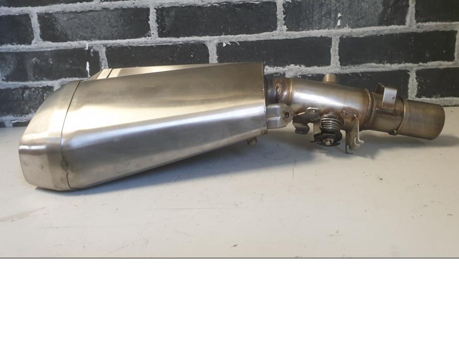 Baksidan på Ljuddämpare från en Kawasaki Z 1000 -2014 motorcykel.