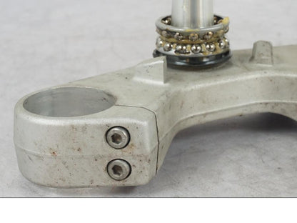 Baksidan på Gaffelkrona från en Triumph Tiger Explorer -2013 motorcykel.