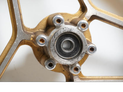 Baksidan på Fälg från en Suzuki GSX 1100 EF -1984 motorcykel.