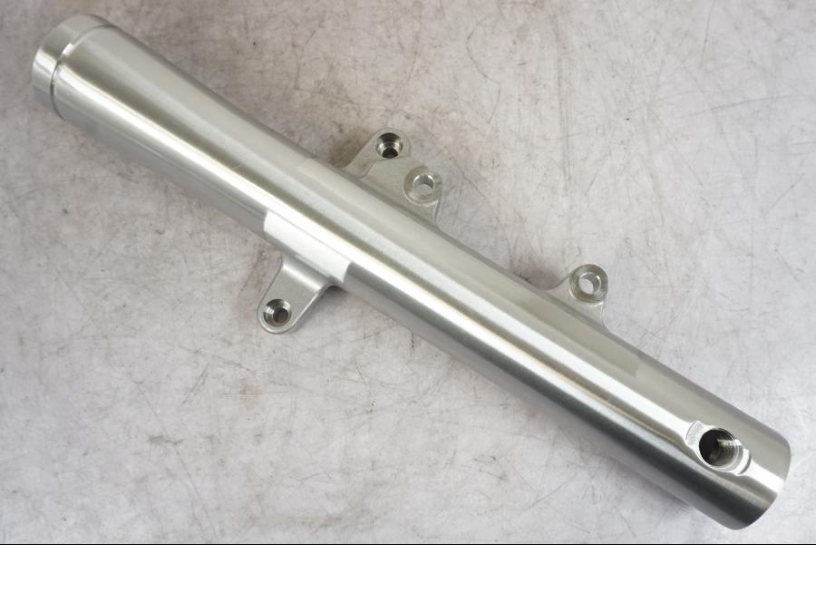 Framsidan på Gaffelben från en Yamaha XV 1600 -1999 motorcykel.