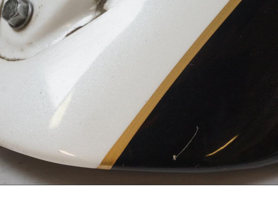 Vänster sida på <p>Bakskärm till Triumph Rocket III Touring.</p>

<p>En mindre repa finns se bild.</p> motorcykel.