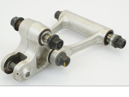 Baksidan på Stötdämparlänkage från en KTM 690 Duke -2012 motorcykel.