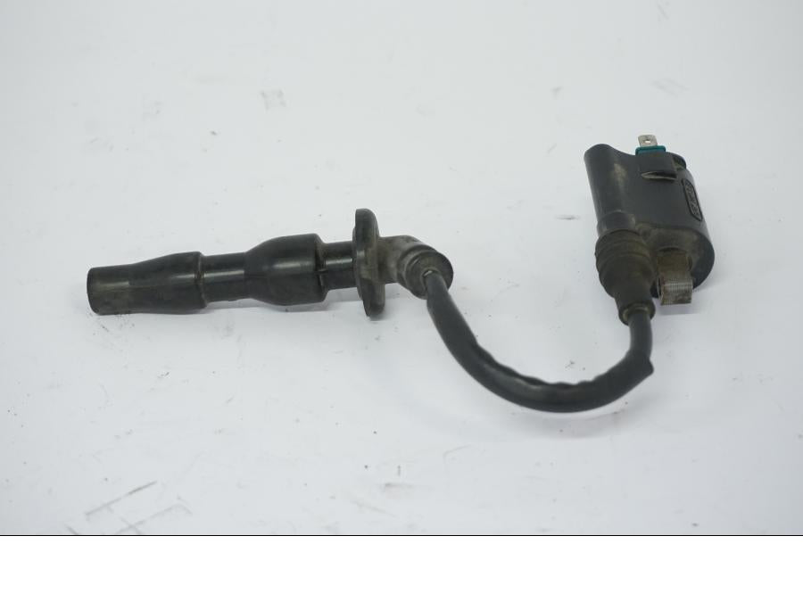 Snett nerifrån på Tändspole från en Honda CB 500 X -2015 motorcykel.