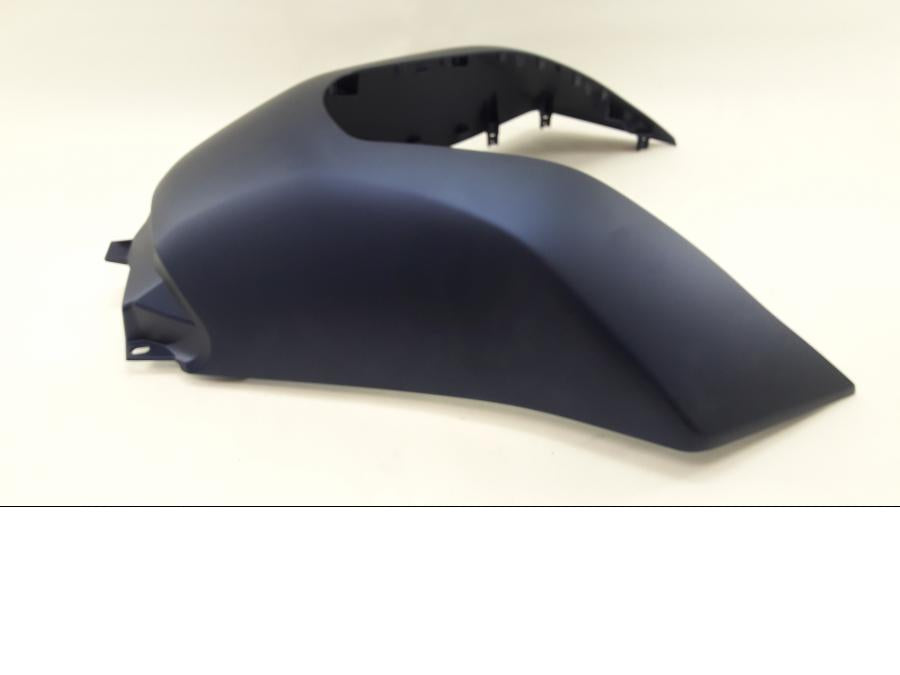 Baksidan på Bensintankskåpa från en Yamaha MT-07 Tracer -2020 motorcykel.