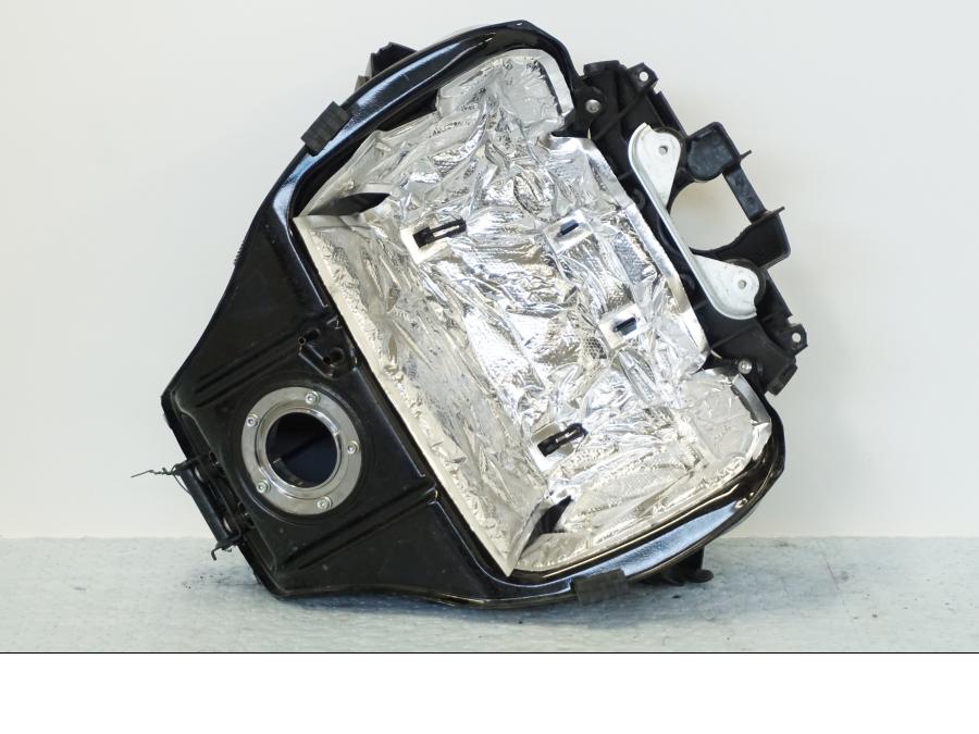 Snett nerifrån på Bensintank från en Suzuki GSX 1300 BK -2008 motorcykel.