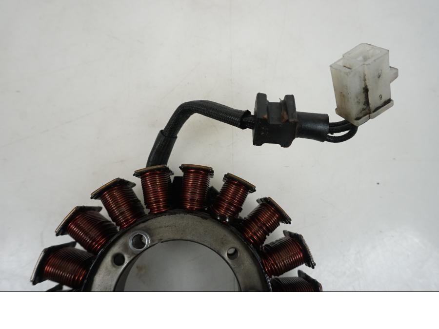 Höger sida på Generator från en Kawasaki VN 1600 -2004 motorcykel.