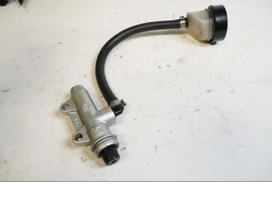 Baksidan på Bromshuvudcylinder från en BMW S 1000 RR -2011 motorcykel.