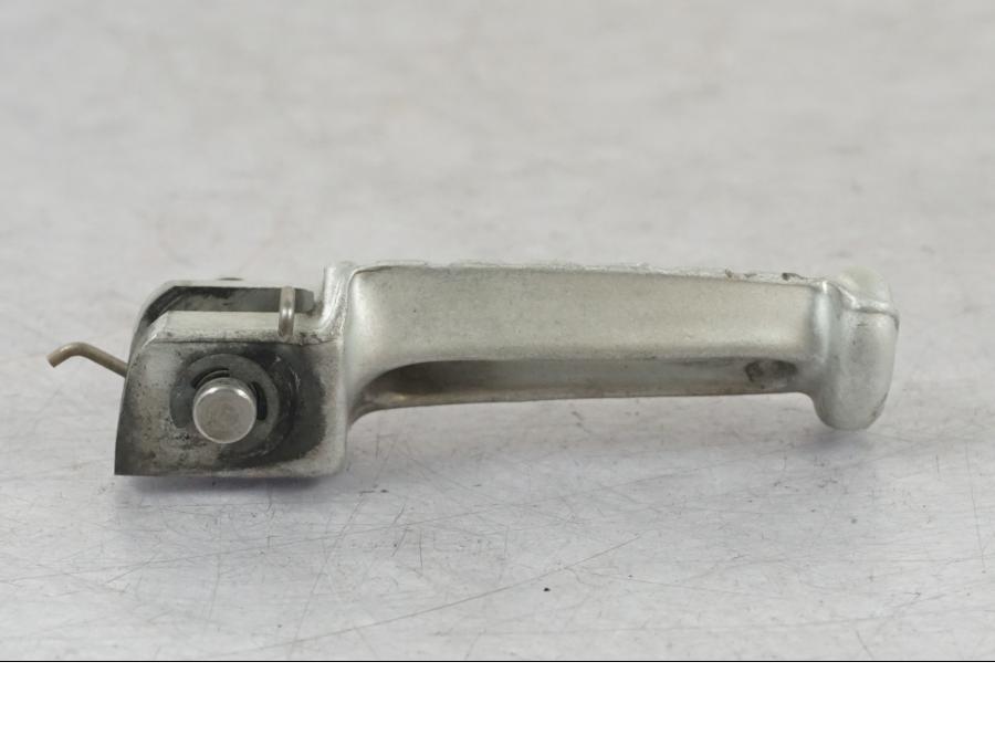 Baksidan på Fotpinne från en Triumph Daytona 955I -2000 motorcykel.