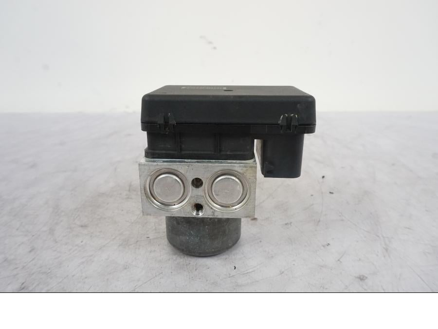 Vänster sida på ABS Modulator från en KTM 690 Duke -2014 motorcykel.