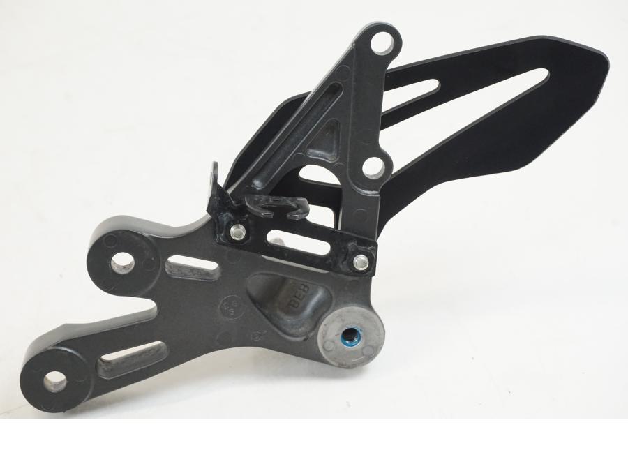 Snett nerifrån på Fotpinnefäste från en Yamaha YZF R7 -2022 motorcykel.