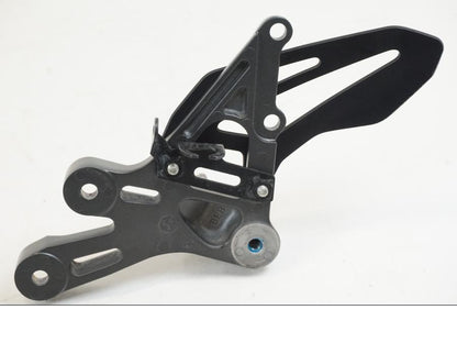 Snett nerifrån på Fotpinnefäste från en Yamaha YZF R7 -2022 motorcykel.