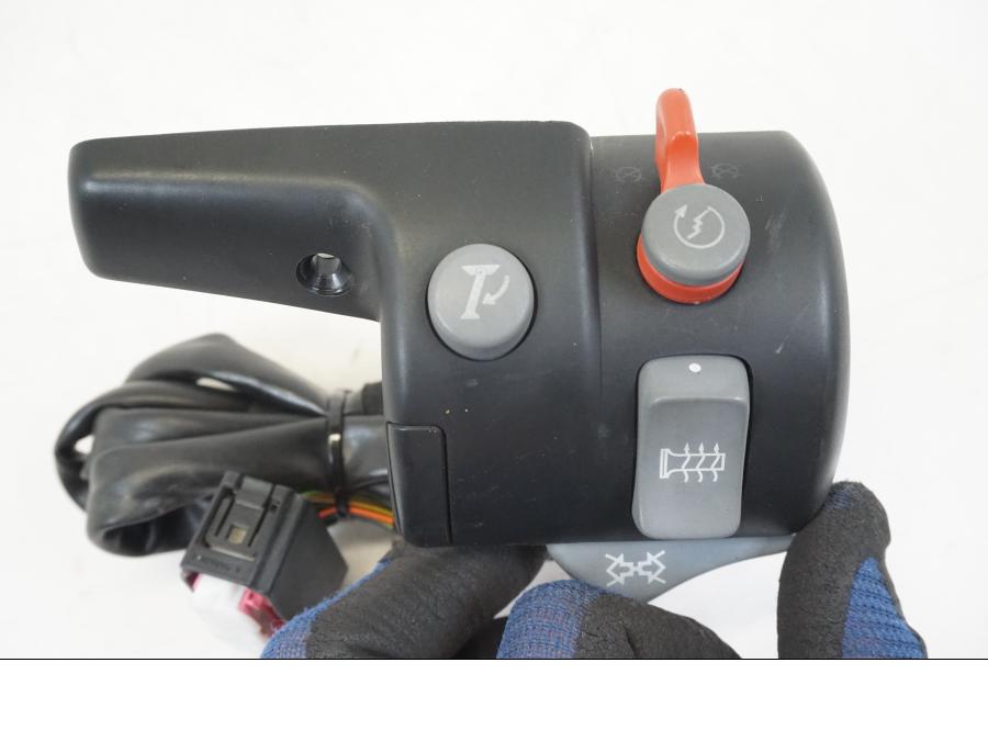 Baksidan på Styrelreglage från en BMW K 1200 LT -2004 motorcykel.