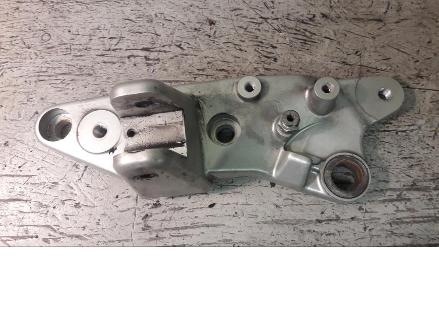 Framsidan på Fotpinnefäste från en Ducati Multistrada 1260 -2019 motorcykel.