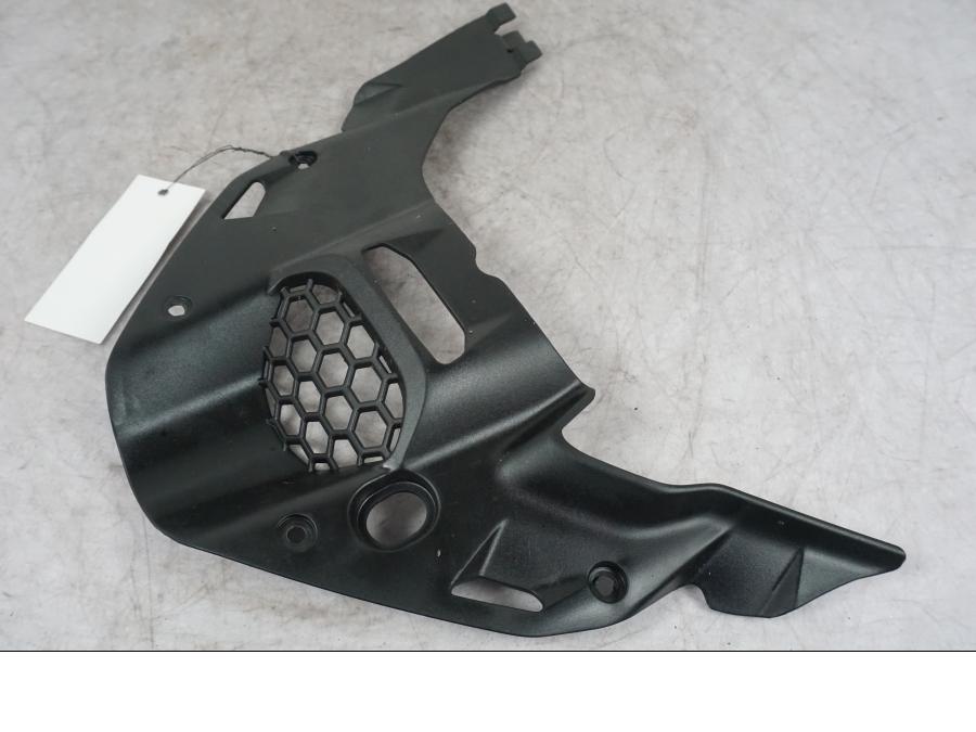 Snett nerifrån på Frontkåpa från en Ducati Multistrada V4 -2024 motorcykel.