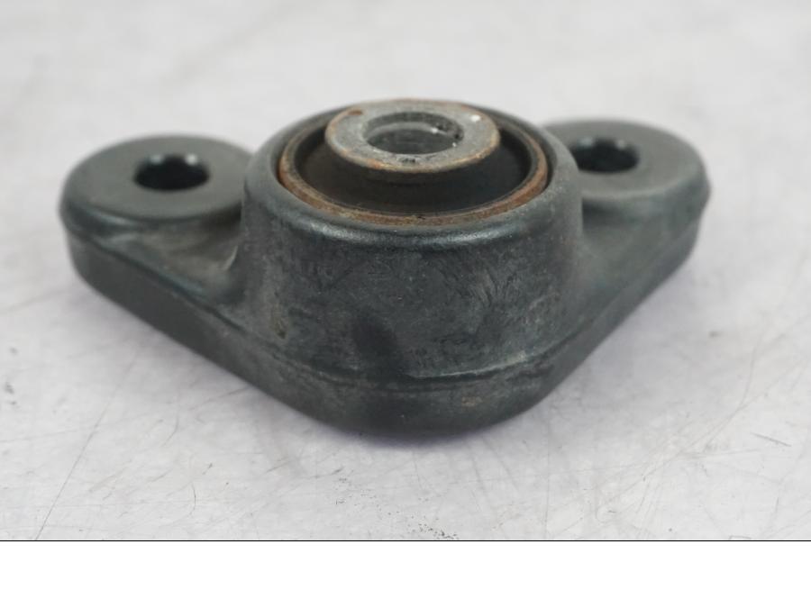 Höger sida på Motorfäste från en Suzuki GSF 1250 -2010 motorcykel.