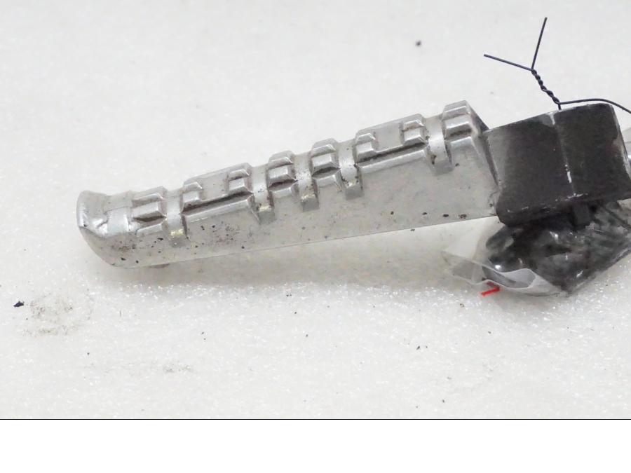 Framsidan på Fotpinne från en Yamaha FZ1-S -2006 motorcykel.