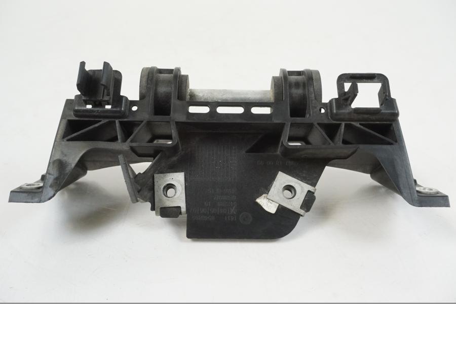 Vänster sida på Bensintankfäste från en BMW S 1000 R -2019 motorcykel.