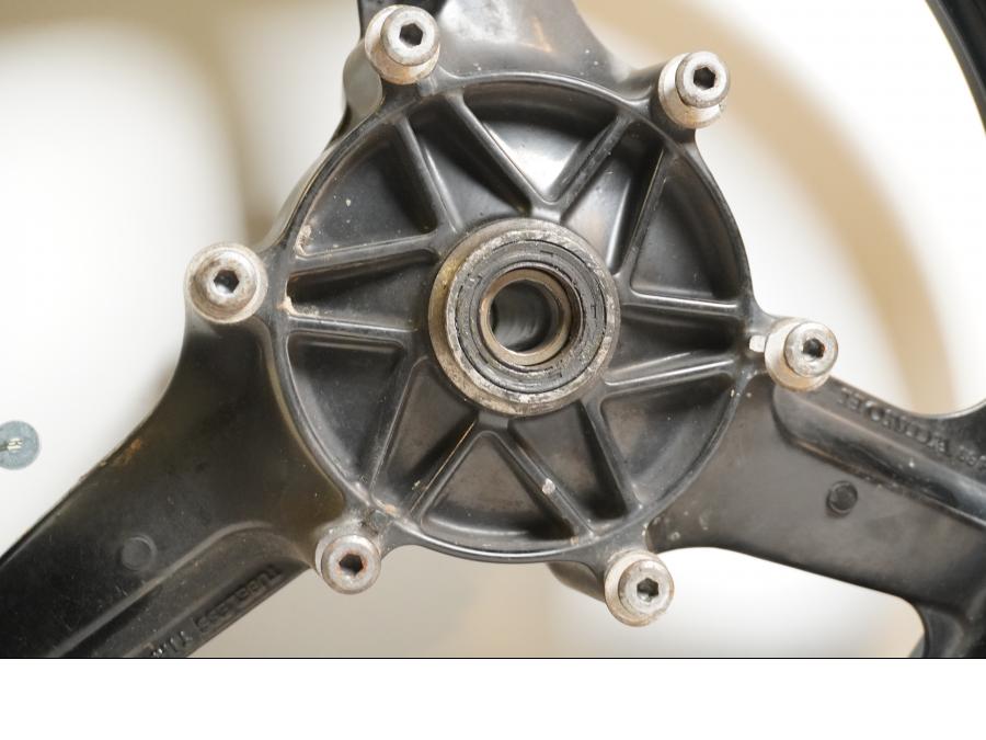 Extrabild3 på Fälg från en Honda CBR 1000 F -1993 motorcykel.