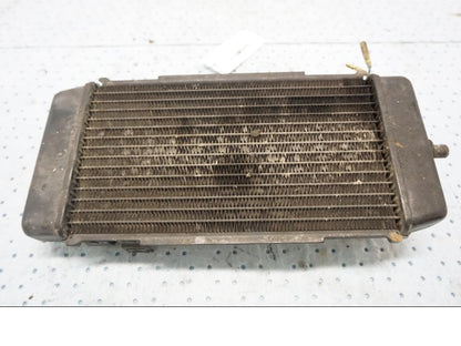 Baksidan på Vattenkyl från en Kawasaki EN 500 -1999 motorcykel.