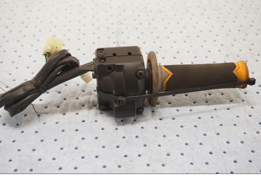 Baksidan på Styrelreglage från en KTM 690 SMCR -2015 motorcykel.