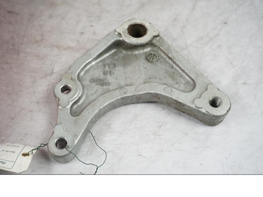 Höger sida på Bromsoksfäste från en Kawasaki VN 1600 Mean Streak -2004 motorcykel.