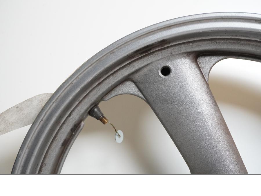 Snett nerifrån på Fälg från en Yamaha FJ 1200 -1991 motorcykel.