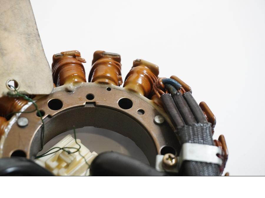 Baksidan på Generator från en Honda CB 1300 F -2003 motorcykel.