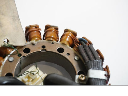 Baksidan på Generator från en Honda CB 1300 F -2003 motorcykel.