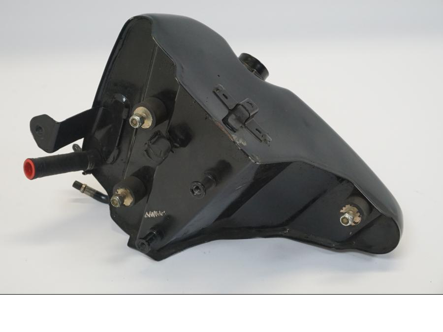 Vänster sida på Oljetank från en H-D Sportster 1200 XL1200C -1999 motorcykel.