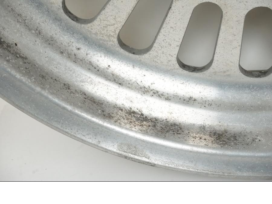 Vänster sida på Fälg från en Triumph Rocket III -2011 motorcykel.