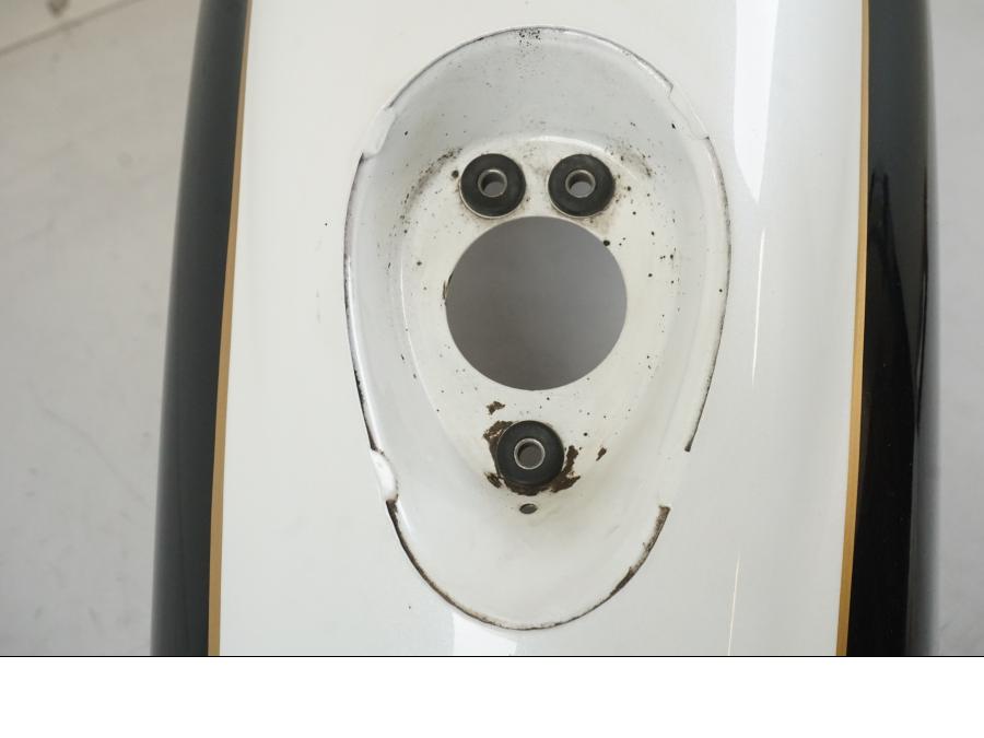 Snett uppifrån på <p>Bakskärm till Triumph Rocket III Touring.</p>

<p>En mindre repa finns se bild.</p> motorcykel.