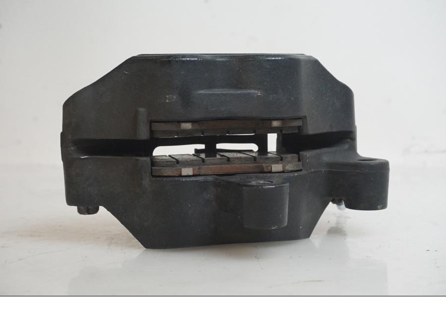 Höger sida på Bromsok från en Indian Chieftain Dark Horse -2019 motorcykel.