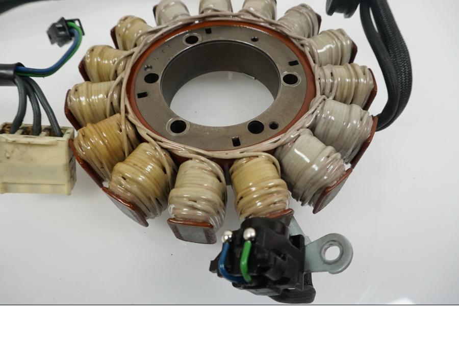 Framsidan på Generator från en Suzuki VLR 1800 -2008 motorcykel.