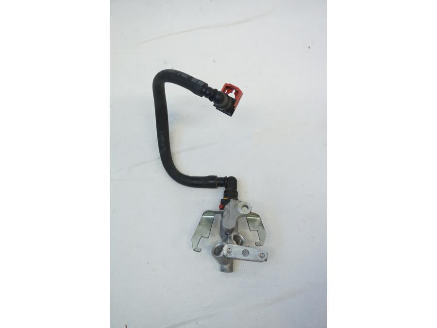 Framsidan på Fuel Rail från en Kawasaki VN 900 -2006 motorcykel.