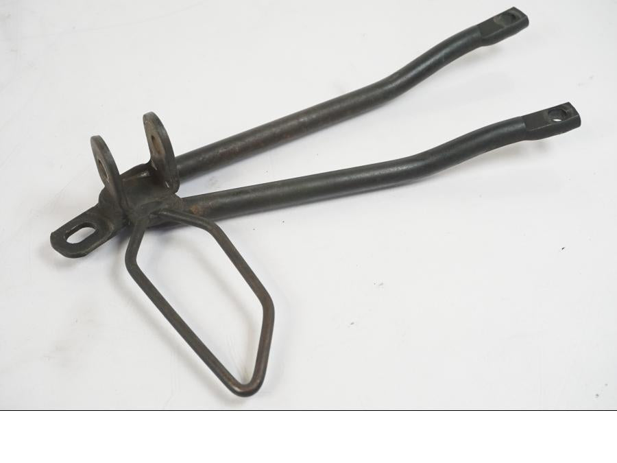 Höger sida på Fotpinnefäste från en Aprilia RS 125 -2000 motorcykel.