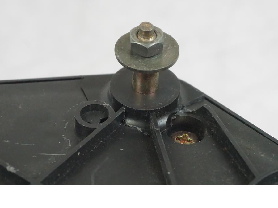 Extrabild1 på <p>Instrumentpanel från Suzuki SV 650 S 2002.</p>

<p>Ett fäste är avbrutet men medföljer.</p>

<p>Bilden som visar "Bucklan" i plasten visar även spricka för ett fäste. Se bilder.</p> motorcykel.