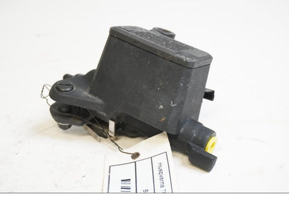 Baksidan på Bromshuvudcylinder från en Husqvarna TR 650 Strada -2012 motorcykel.