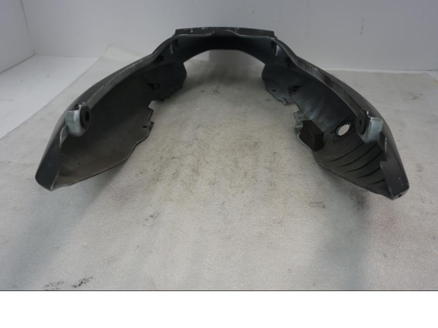 Vänster sida på Bakvinge från en Suzuki GSX 1400 -2002 motorcykel.