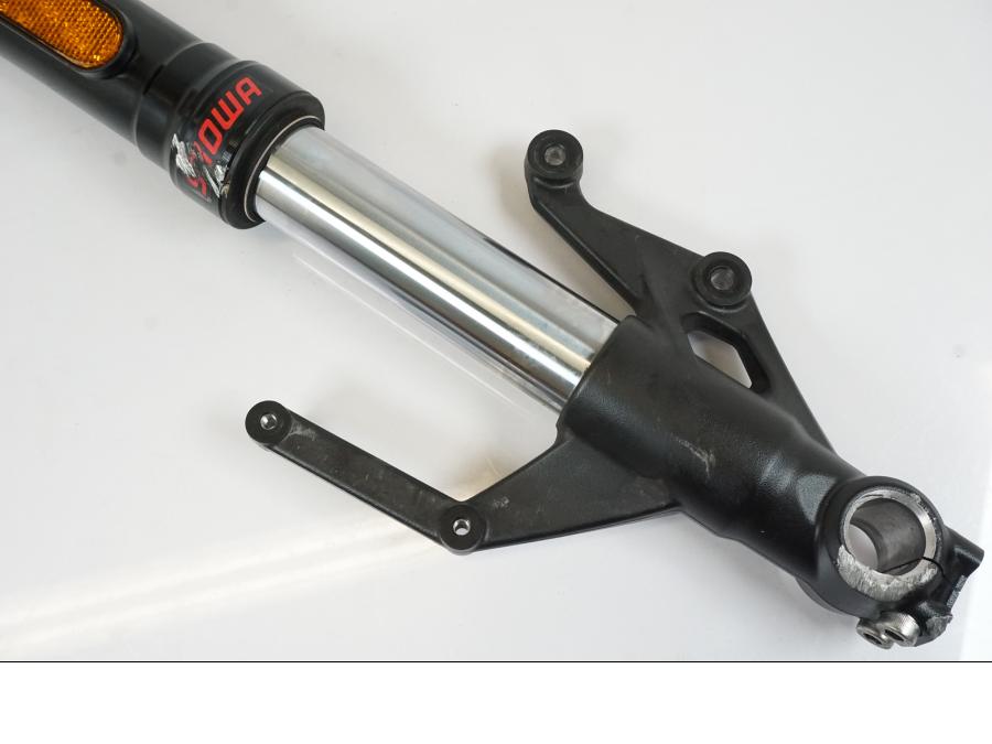 Baksidan på Gaffelben från en Triumph Trident -2021 motorcykel.