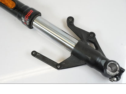 Baksidan på Gaffelben från en Triumph Trident -2021 motorcykel.