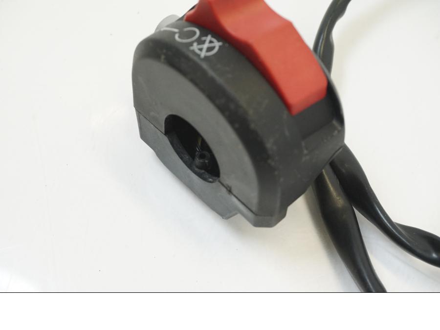 Snett uppifrån på Styrelreglage från en Ducati Supersport 939 -2020 motorcykel.