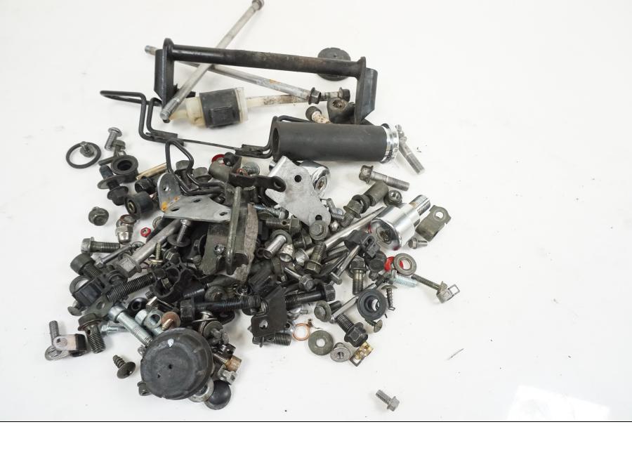 Baksidan på Skruv / Mutter etc från en Yamaha XVS 1100 -2004 motorcykel.