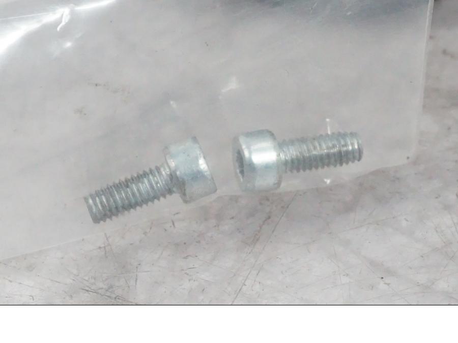 Snett uppifrån på Värmehandtag från en Ducati Multistrada V4 -2024 motorcykel.