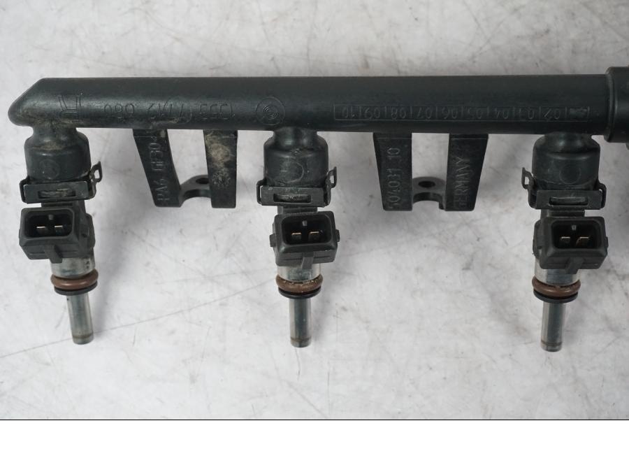 Vänster sida på Fuel Rail från en BMW K 1600 GTL -2015 motorcykel.