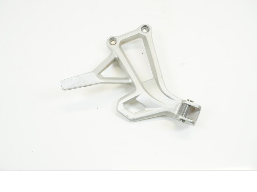 Baksidan på Fotpinnefäste från en BMW F 850 GS -2019 motorcykel.