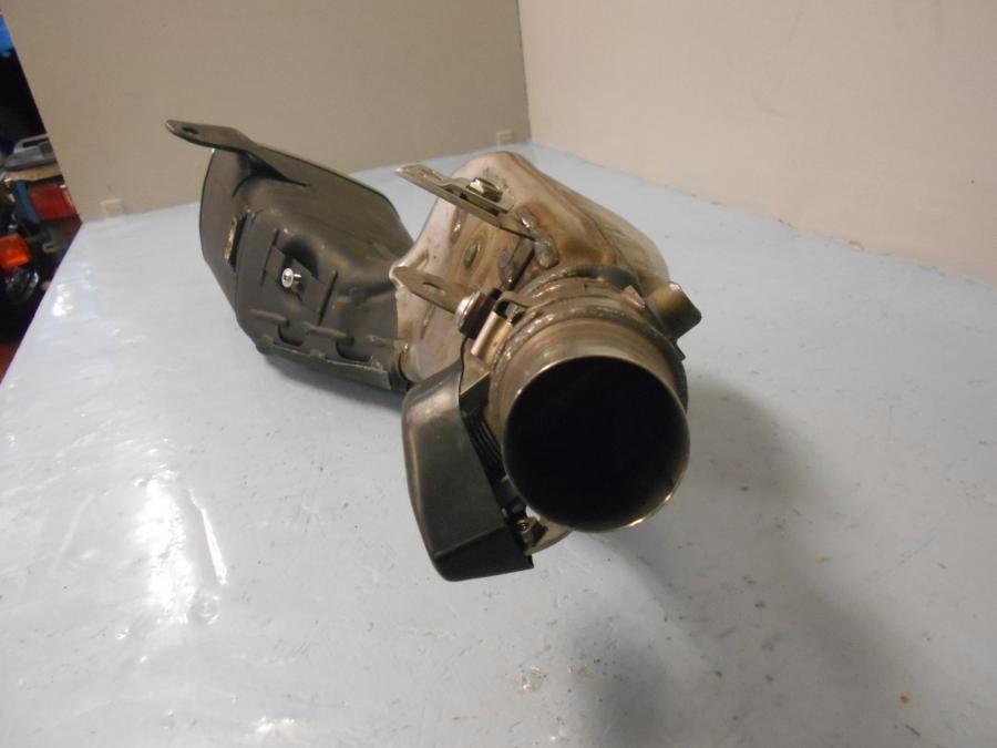 Vänster sida på Ljuddämpare från en Kawasaki Z 800 -2014 motorcykel.