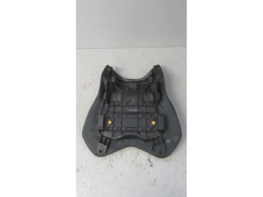 Baksidan på Sadel från en Yamaha YZF R6 -2006 motorcykel.