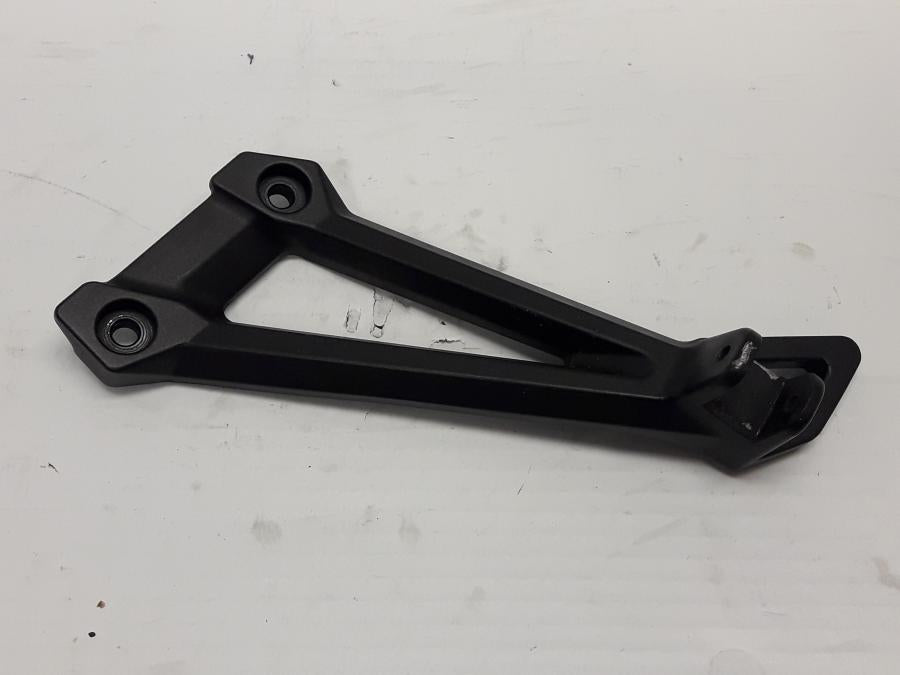 Framsidan på Fotpinnefäste från en Yamaha XJR 1300 -2015 motorcykel.